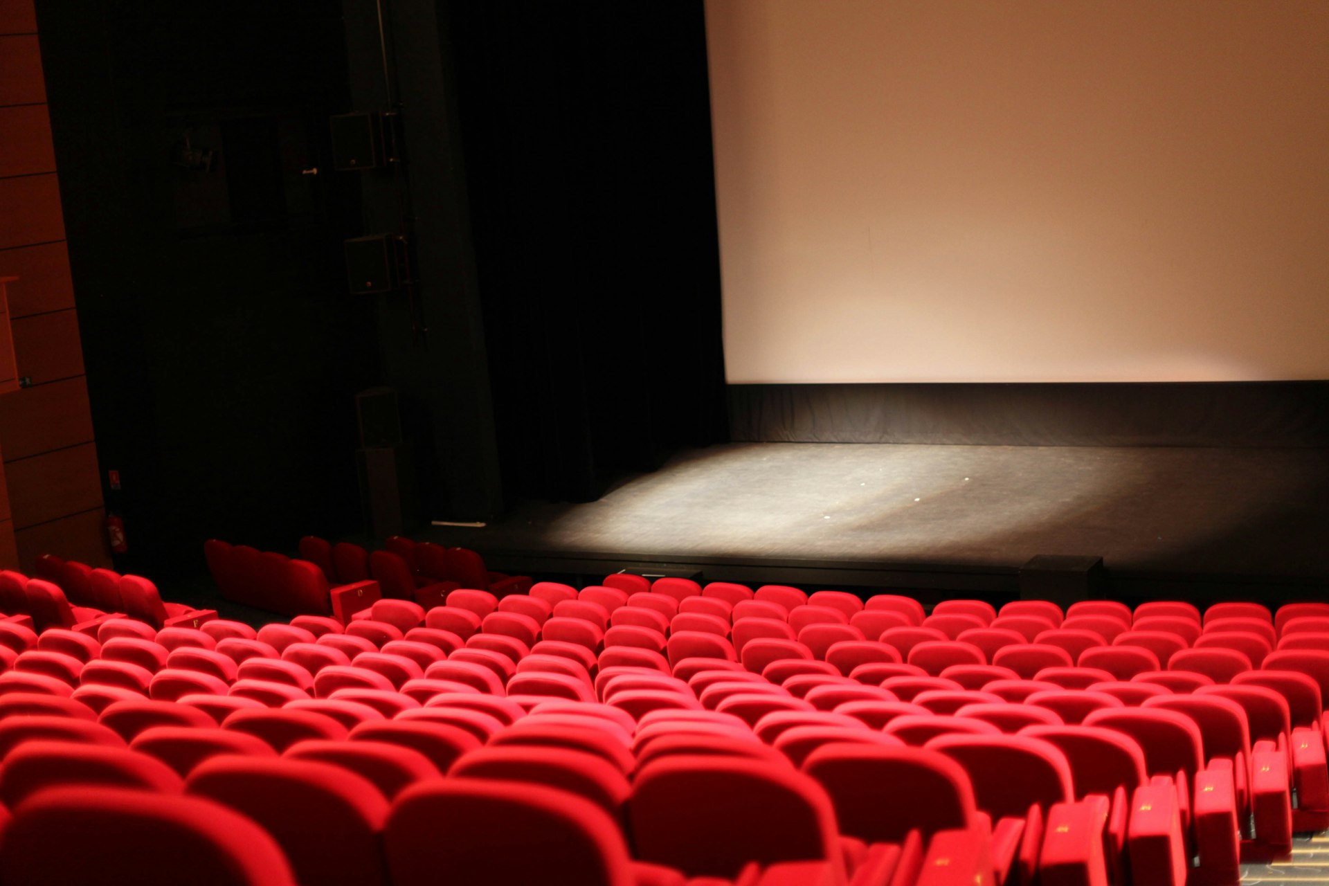 Your Guide to Experiencing Virtual Film Festivals and Screenings in 2025